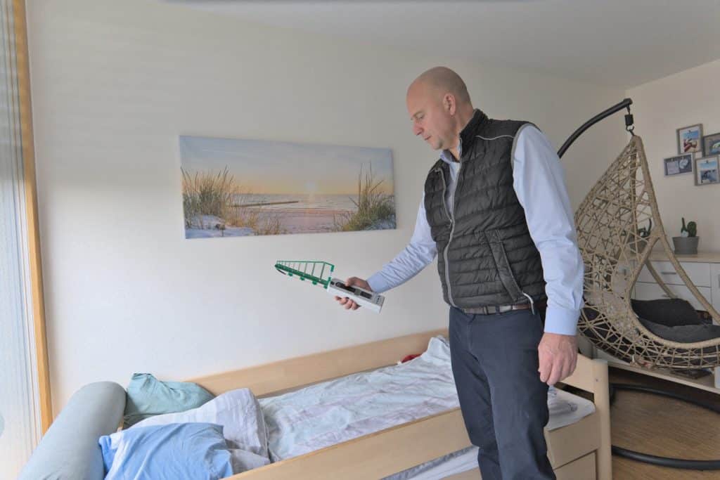 Christoph Wutzke untersucht als Teil einer Schlafplatzuntersuchung ein Kinderbett